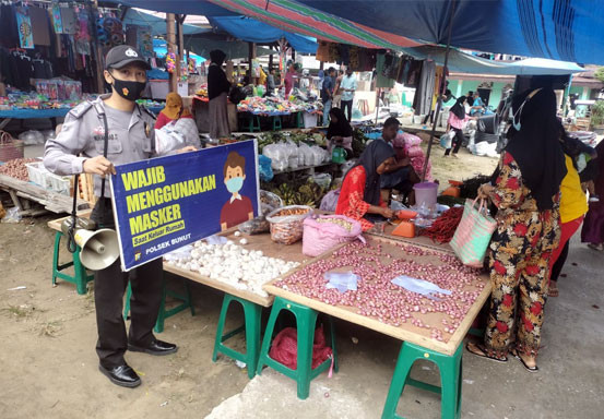 Patroli di Pasar, Polsek Bunut Antisipasi Aksi Kejahatan dan Imbau Warga Terapkan Prokes