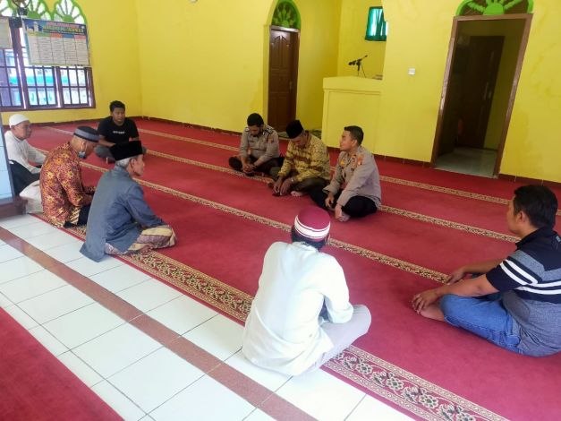 Kapolsek Kerumutan Silaturahmi ke Pengurus Masjid Al Ikhwan Desa Bukit Lembah Subur