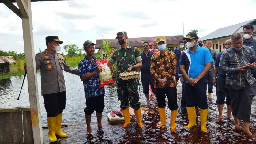 Bersama Forkopimda, Bupati dan Wabup Rohil Tinjau Lokasi Banjir