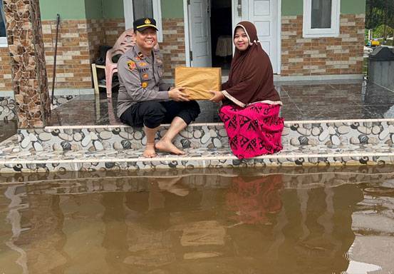 Datangi Warga Terdampak Banjir, Kapolsek Kerumutan Berikan Bantuan dan Cooling System Pemilu Damai