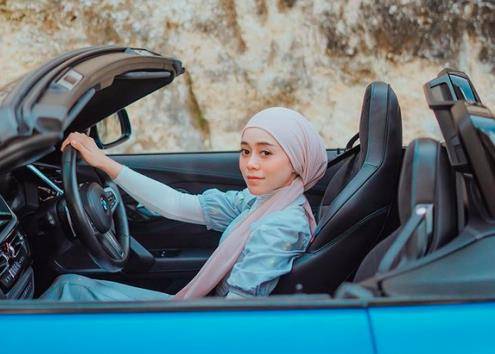 Berpose Naik Mobil Sport, Hijab Lesti Kejora Dihujat Netizen
