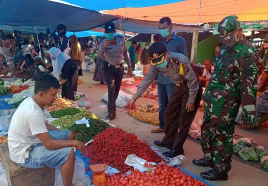 Pantau Harga Sembako, Babinsa dan Polsek Pangkalan Kuras Sidak ke Pasar Tradisional