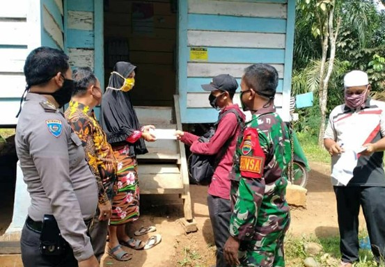Babinsa Koramil 08/Tandun Dampingi Penyaluran Dana BLT untuk Warga Desa Aliantan