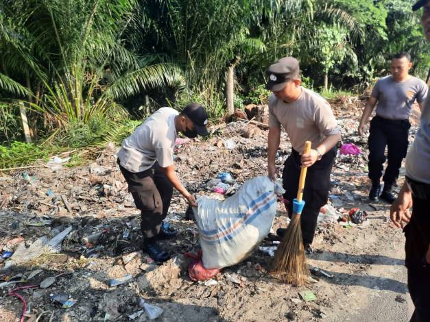 Sampah Berserakan di Beberapa Titik Pekanbaru, Polisi Turun Tangan