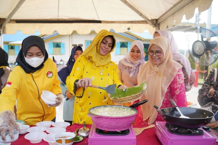Meriahkan HUT 65 Riau, Misnarni Syamsuar Berbagi Resep Masakan Bersama Masyarakat
