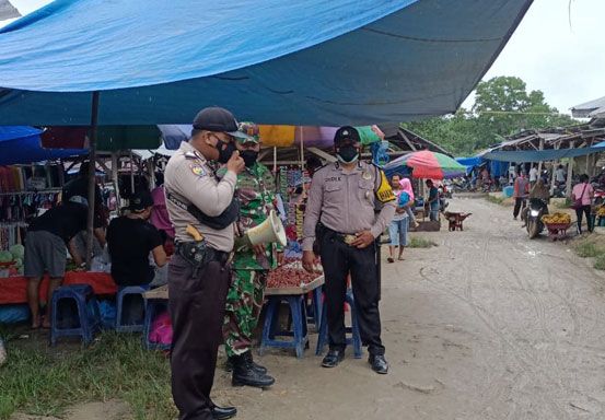 Polsek Kerumutan Patroli di Pasar Tradisional, Selain Jaga Kamtibmas Juga Ingatkan Warga Soal Prokes