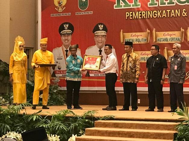 KPID Riau Terima Penghargaan KI Riau Award 2022