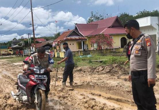 Kapolres Bengkalis AKBP Indra Wijatmiko Kerahkan Personel Perbaiki Jalan Warga yang Rusak Parah