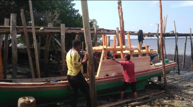 Diinisiasi BEM Unilak, Perahu Penyeberangan Warga Dusun Air Mabuk Meranti Hampir Selesai