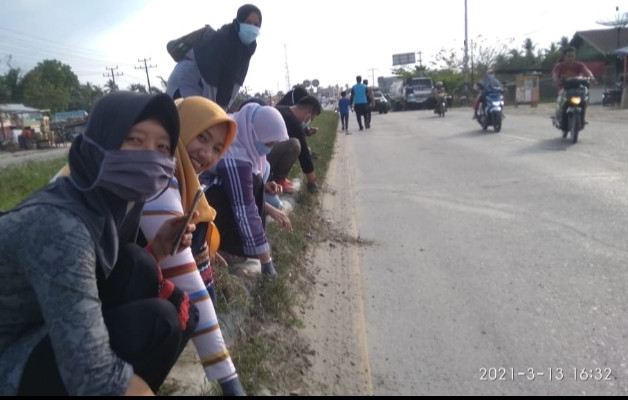 Upika Bukit Kapur Gotong Royong Bersihkan Median Jalan Dua Jalur Soekarno Hatta