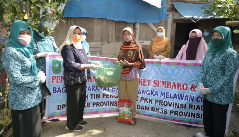 TP PKK Riau Bagikan Sembako dan Masker untuk Masyarakat Terdampak Covid-19