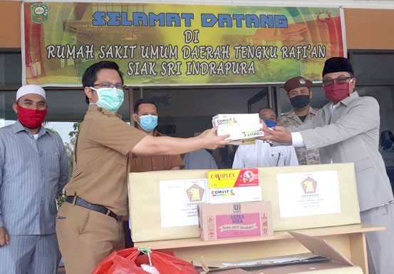 Gerindra Siak Berikan Bantuan Multivitamin untuk Paramedis RSUD Tengku Rafian