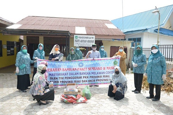 Panti Asuhan Amanah YKWI Pekanbaru Terima Sembako dan Masker dari TP PKK Riau