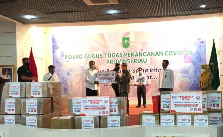 Bantu Penanganan Covid-19, Pertamina dan Hiswana Migas Serahkan APD ke Pemprov Riau
