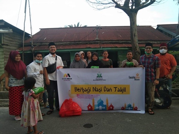 Pemuda Muhammadiyah Riau Berbagi 200 Paket Makanan dan Takjil