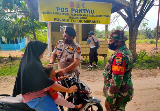 Polisi dan TNI Teluk Meranti Pantau Penertiban Prokes di Pos PPKM