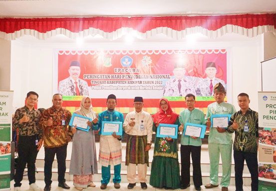 Momen Hardiknas, Dikpora Kampar Beri Penghargaan Fasilitator Nasional