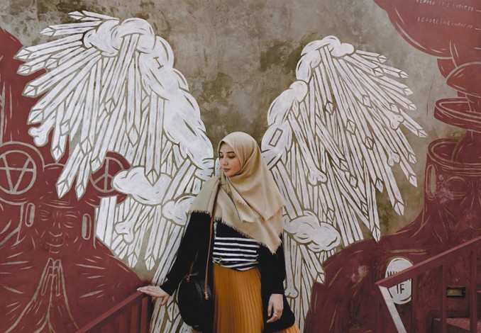 Gaya Traveling Zaskia Sungkar, Anggun dengan Hijab Syari