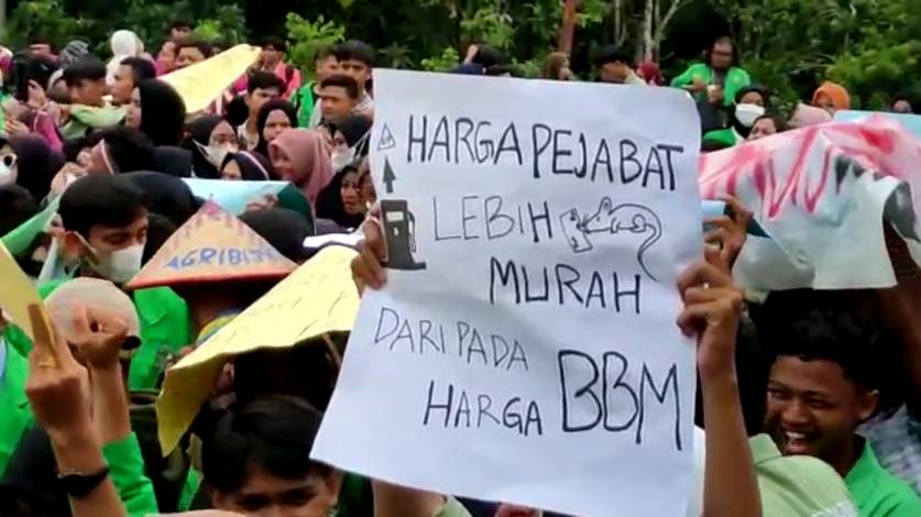 Demo Kantor DPRD Ricuh, Ribuan Mahasiswa 3 Kampus di Rohul Tolak Kenaikan BBM
