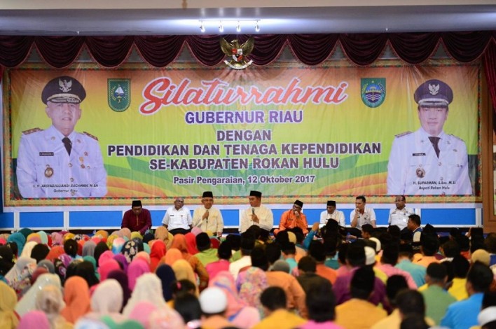 Sebut Nama-nama Ikan Khas Riau, Guru di Rohul Ini Dapat Laptop dari Gubernur Riau