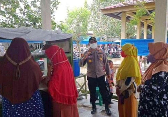 Kapolsek Kerumutan Sosialisasi Protokol Kesehatan di Pasar Bukit Lembah Subur
