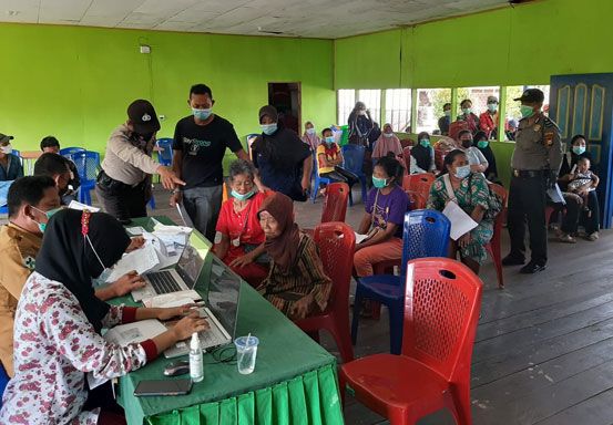 Bhabinkamtibmas Polsek Kuala Kampar Lakukan Pengamanan Vaksinasi di Desa Teluk