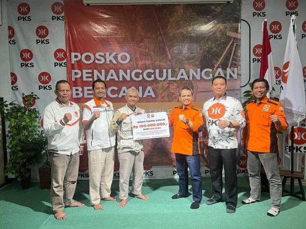 PKS Riau Bantu Korban Gempa, Uang Rp100 Juta Langsung Diantar ke Cianjur