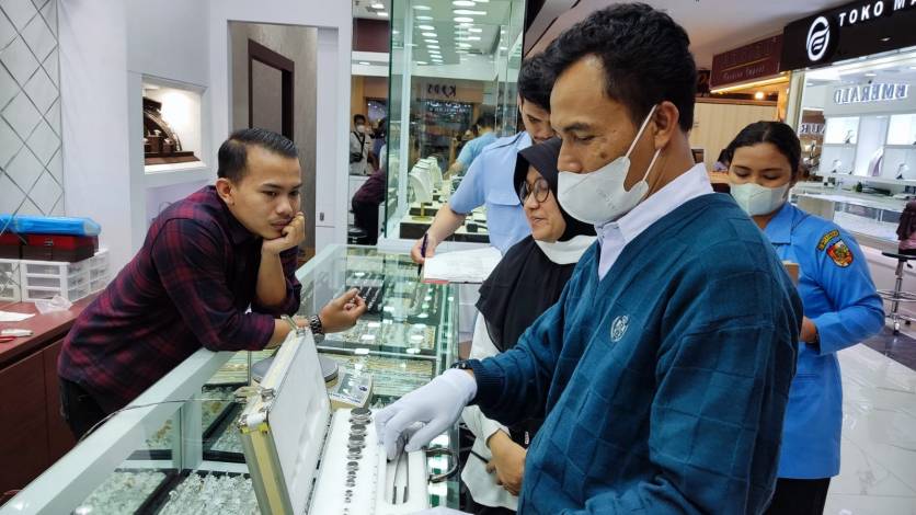 Disperindag Pekanbaru Tera Ulang Timbangan Pedagang Emas di Pasar STC