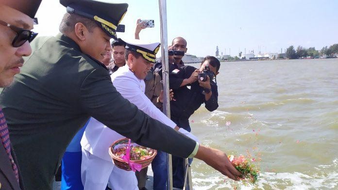 Peringati Hari Dharma Samudera, Danlanal Tabur Bunga di Laut