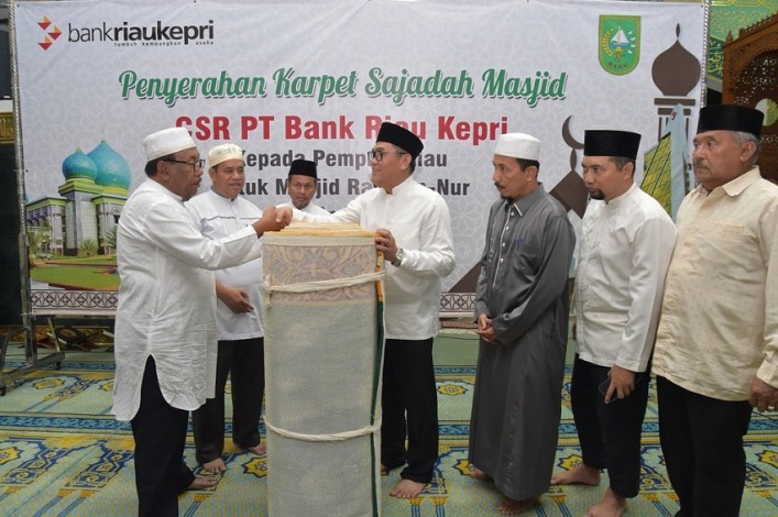 Masjid Raya Annur Riau Terima 2.500 M2 Karpet Sajadah CSR Bank Riau Kepri