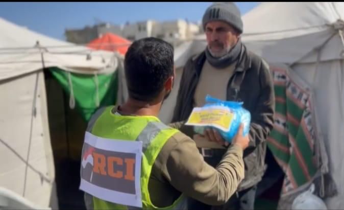 RCI dan Kombatpol Berbagi Makanan di Palestina