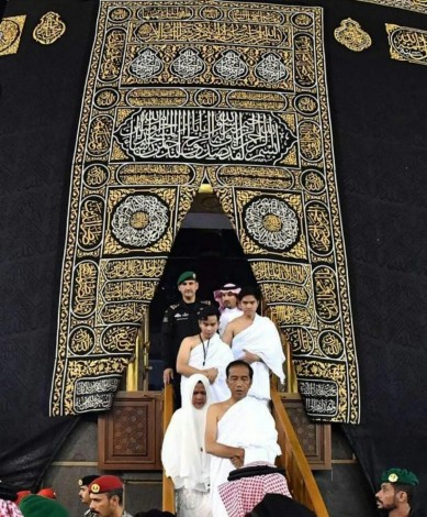 Selain Istri dan Anak, Jokowi Juga Boyong Guru Ngaji Umrah ke Tanah Suci