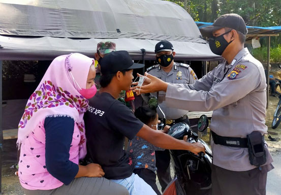 Polsek Kerumutan Kembali Sosialisasi Prokes dan Bagi-bagi Masker di Pos PPKM