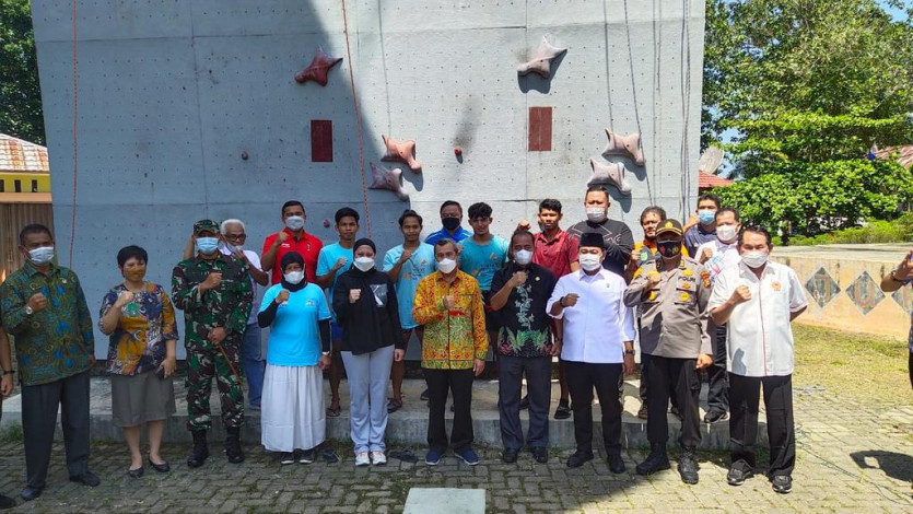 Kunjungi Rengat, Syamsuar Tinjau Kesiapan Atlet Panjat Tebing Ikuti PON Papua