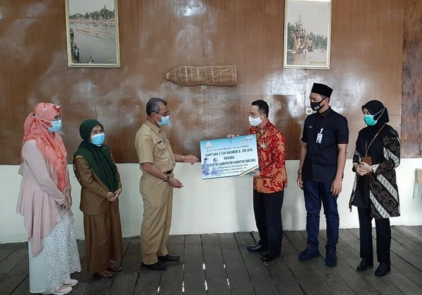 Mandiri Syariah Pekanbaru Serahkan APD dan Masker untuk Masyarakat Teluk Kuantan