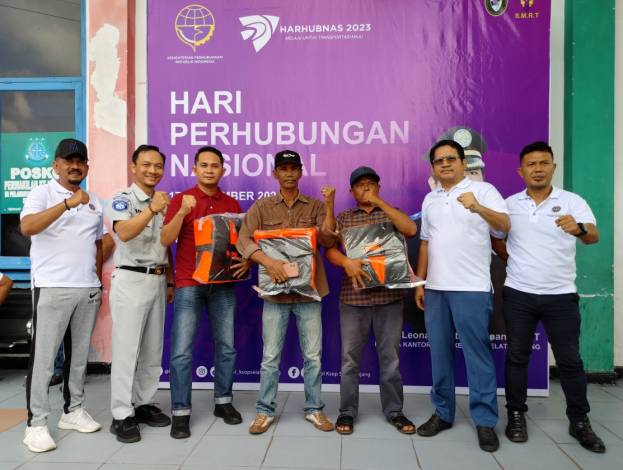 KSOP Selatpanjang Bagikan Life Jacket dan Life Buoy ke Pemilik Pompong