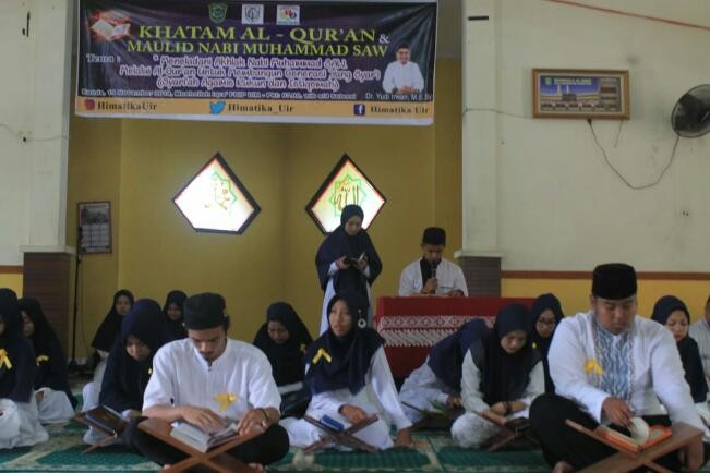 Mahasiswa Matematika UIR Gelar Khatam Al-Quran dan Maulid Nabi