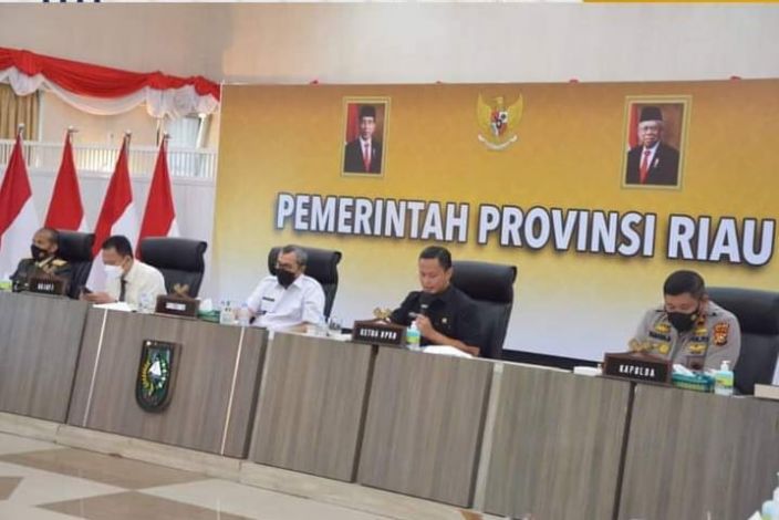 Ikuti Rapat dengan Forkompimda, Waka DPRD Riau Ingatkan Konsistensi Terapkan Prokes