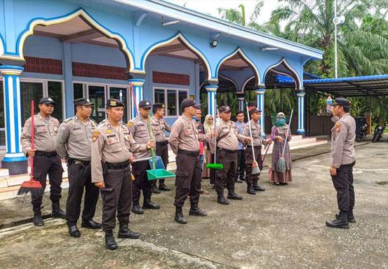 Jaga Kebersihan Tempat Ibadah, Personel Polsek Siak Kecil Gotong Royong di Masjid Jami