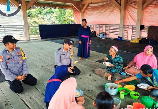 Personel Polsek Sungai Mandau Tinjau Lokasi Pengungsian Korban Banjir Sembari Cooling System Pemilu