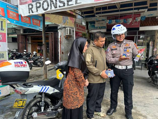 Cara Unik Sosialisasi Pemilu Damai, Ditlantas Polda Riau Sampaikan Melalui Petugas Delivery BPKB