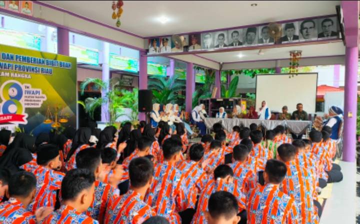 Siswa SMAN 1 Pekanbaru dapat Penyuluhan Hukum dari IWAPI Riau