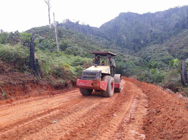 Pembukaan Jalan Baru Program TMMD ke-110 di Puncak Ranah Tuntas, Kini Lanjut Proses Pengerasan