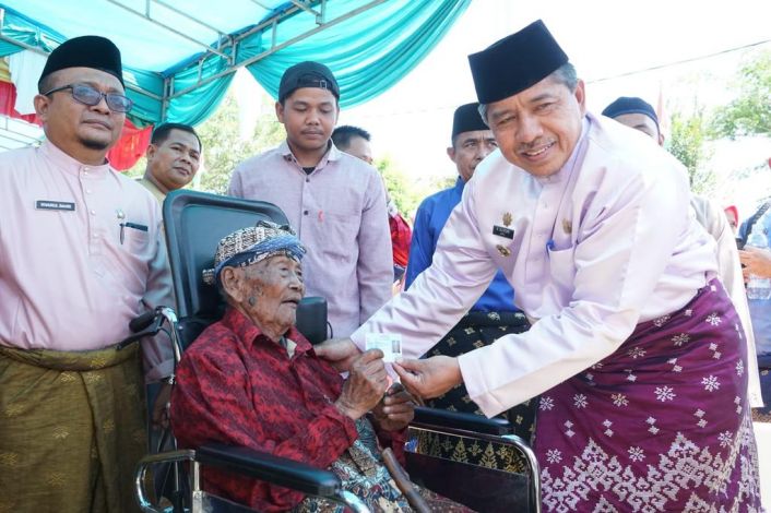 Program Bujang Kampung, Alfedri Salurkan Bantuan untuk Kakek 93 Tahun di Dosan
