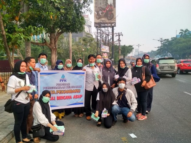 PPK Pekanbaru Bagikan 2.000 Masker di Jalan Sudirman