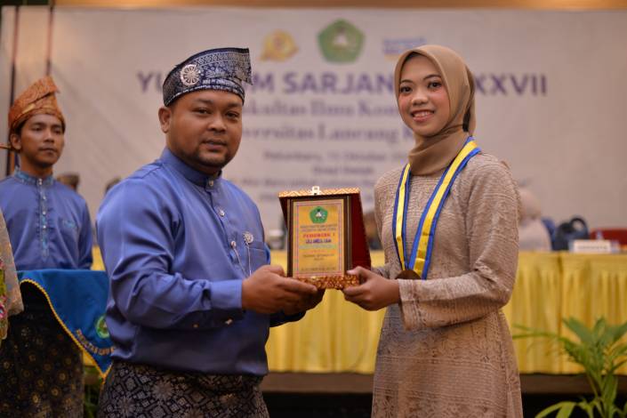 Lola Amelia Penerima Beasiswa Pemprov Riau Jadi Pemuncak Yudisium Fasilkom Unilak