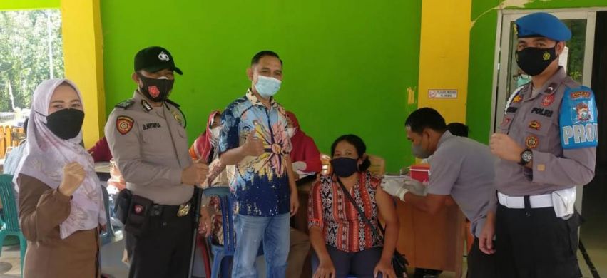 Polsek Pangkalan Lesung Dampingi Nakes Lakukan Vaksinasi di Puskesmas Bersinar