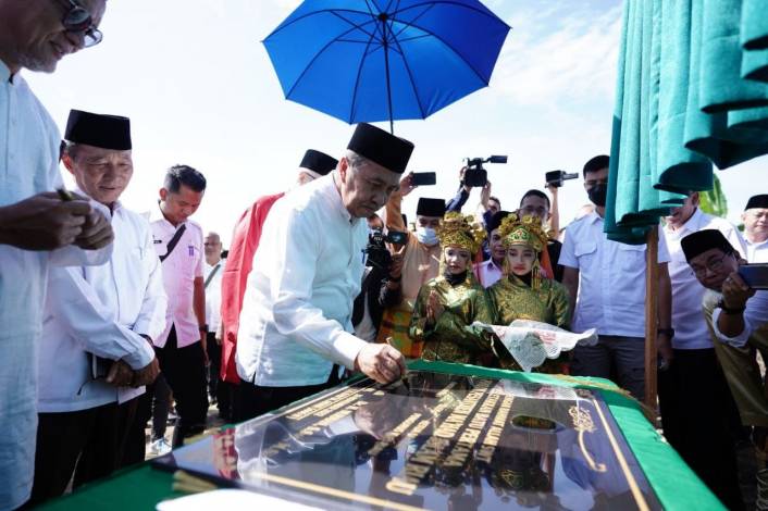 YLPI Bangun Ponpes Ma’had Islam Riau, Gubri Syamsuar Beri Bantuan dengan Uang Pribadi