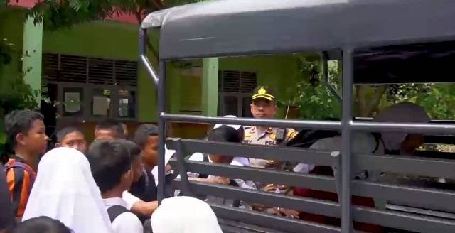 Tidak Ada yang Jemput, Puluhan Siswa SD di Pekanbaru Diantar Pulang Polisi