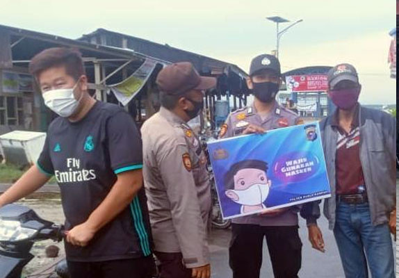 Personel Polsek Kuala Kampar Ingatkan Warga Selalu Patuhi Prokes